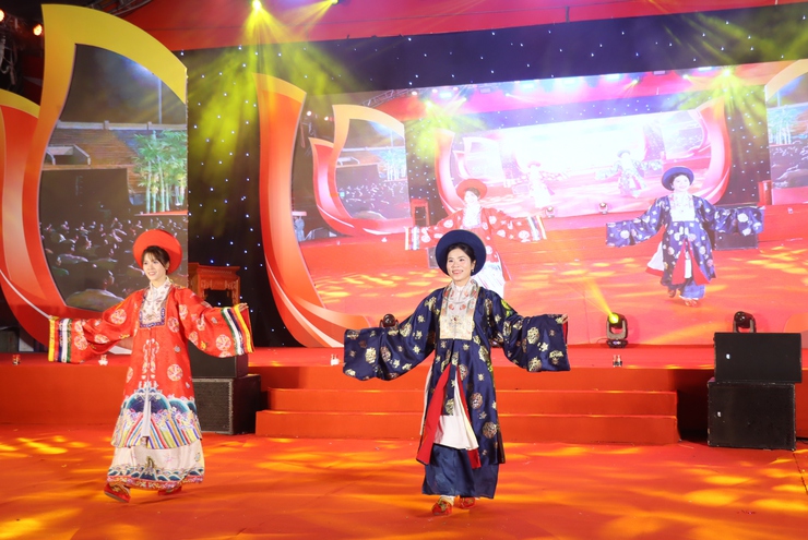 CHƯƠNG TRÌNH TRÌNH DIỄN ÁO DÀI – RỰC RỠ SẮC MÀU LỄ HỘI VINH DANH LÀNG NGHỀ XÃ PHÚ XUYÊN 2025- Ảnh 7.