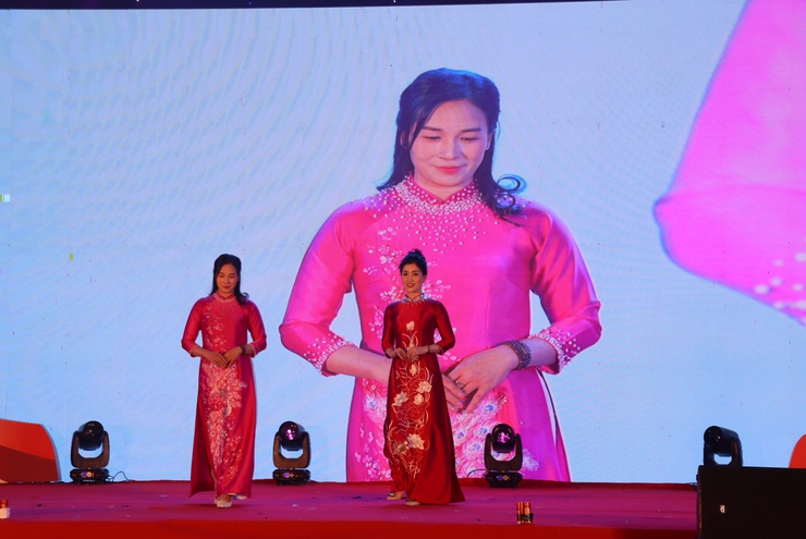 CHƯƠNG TRÌNH TRÌNH DIỄN ÁO DÀI – RỰC RỠ SẮC MÀU LỄ HỘI VINH DANH LÀNG NGHỀ XÃ PHÚ XUYÊN 2025- Ảnh 11.