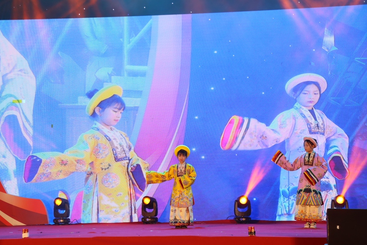 CHƯƠNG TRÌNH TRÌNH DIỄN ÁO DÀI – RỰC RỠ SẮC MÀU LỄ HỘI VINH DANH LÀNG NGHỀ XÃ PHÚ XUYÊN 2025- Ảnh 13.