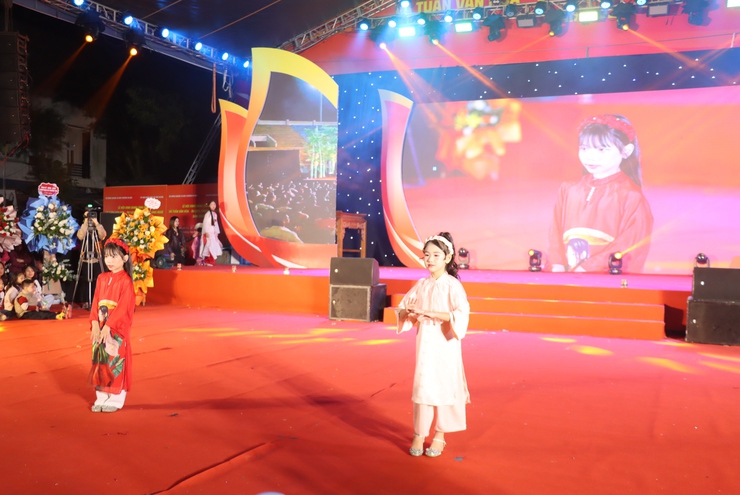 CHƯƠNG TRÌNH TRÌNH DIỄN ÁO DÀI – RỰC RỠ SẮC MÀU LỄ HỘI VINH DANH LÀNG NGHỀ XÃ PHÚ XUYÊN 2025- Ảnh 14.