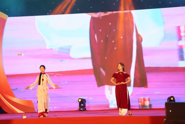 CHƯƠNG TRÌNH TRÌNH DIỄN ÁO DÀI – RỰC RỠ SẮC MÀU LỄ HỘI VINH DANH LÀNG NGHỀ XÃ PHÚ XUYÊN 2025- Ảnh 15.
