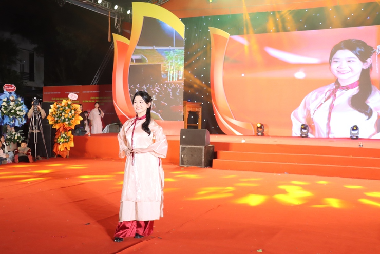 CHƯƠNG TRÌNH TRÌNH DIỄN ÁO DÀI – RỰC RỠ SẮC MÀU LỄ HỘI VINH DANH LÀNG NGHỀ XÃ PHÚ XUYÊN 2025- Ảnh 16.