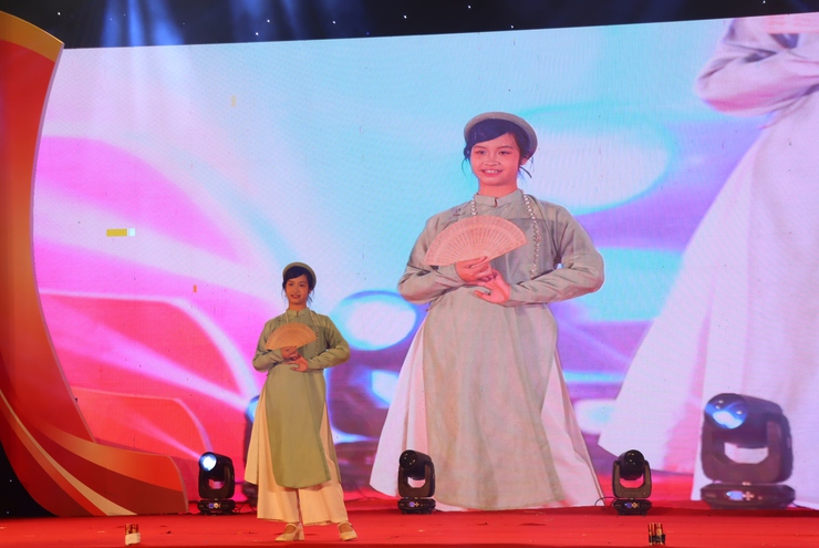 CHƯƠNG TRÌNH TRÌNH DIỄN ÁO DÀI – RỰC RỠ SẮC MÀU LỄ HỘI VINH DANH LÀNG NGHỀ XÃ PHÚ XUYÊN 2025- Ảnh 17.