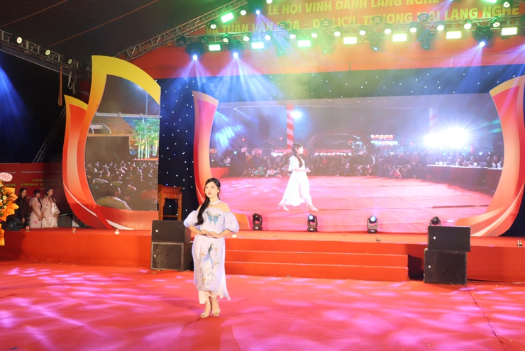 CHƯƠNG TRÌNH TRÌNH DIỄN ÁO DÀI – RỰC RỠ SẮC MÀU LỄ HỘI VINH DANH LÀNG NGHỀ XÃ PHÚ XUYÊN 2025- Ảnh 18.