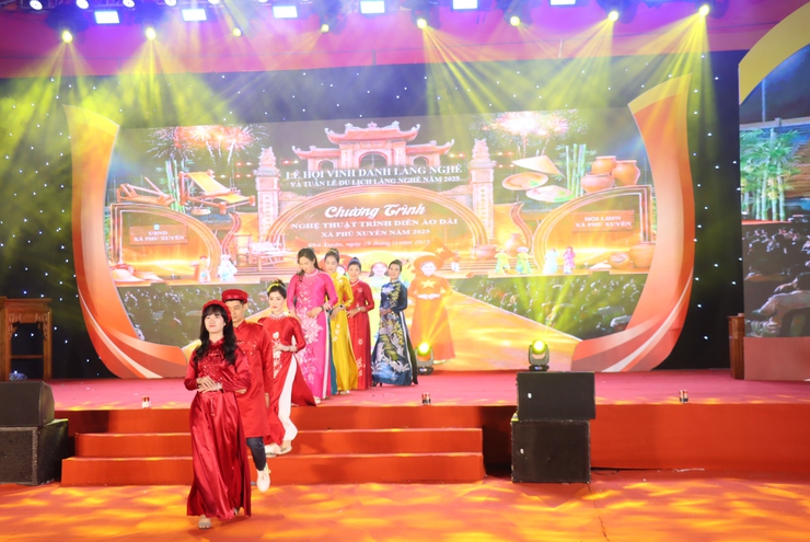 CHƯƠNG TRÌNH TRÌNH DIỄN ÁO DÀI – RỰC RỠ SẮC MÀU LỄ HỘI VINH DANH LÀNG NGHỀ XÃ PHÚ XUYÊN 2025- Ảnh 12.