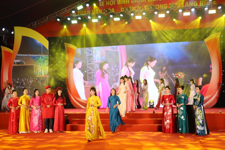 CHƯƠNG TRÌNH TRÌNH DIỄN ÁO DÀI – RỰC RỠ SẮC MÀU LỄ HỘI VINH DANH LÀNG NGHỀ XÃ PHÚ XUYÊN 2025- Ảnh 19.