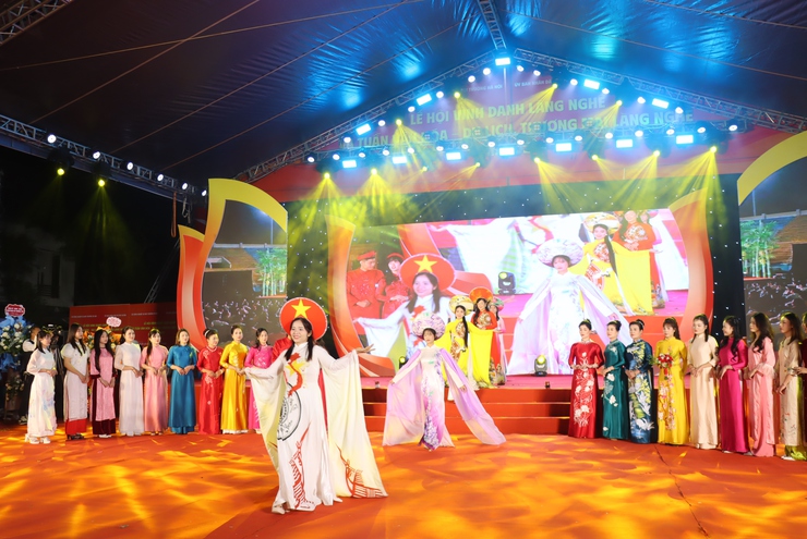 CHƯƠNG TRÌNH TRÌNH DIỄN ÁO DÀI – RỰC RỠ SẮC MÀU LỄ HỘI VINH DANH LÀNG NGHỀ XÃ PHÚ XUYÊN 2025- Ảnh 20.