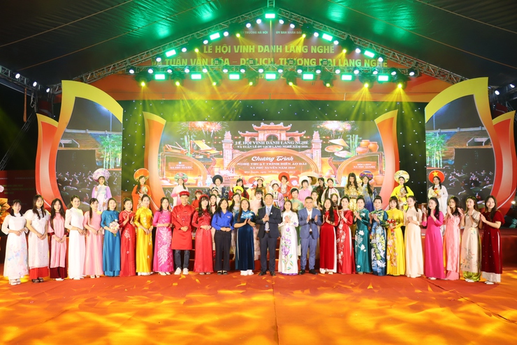 CHƯƠNG TRÌNH TRÌNH DIỄN ÁO DÀI – RỰC RỠ SẮC MÀU LỄ HỘI VINH DANH LÀNG NGHỀ XÃ PHÚ XUYÊN 2025- Ảnh 21.