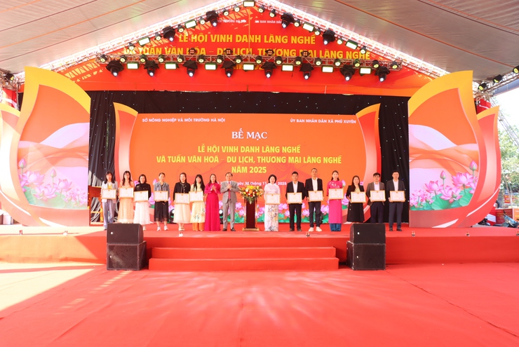 Lễ bế mạc “Lễ hội vinh danh làng nghề và Tuần Văn hoá – Du lịch, Thương mại làng nghề năm 2025” tại xã Phú Xuyên - Ảnh 4.