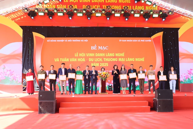 Lễ bế mạc “Lễ hội vinh danh làng nghề và Tuần Văn hoá – Du lịch, Thương mại làng nghề năm 2025” tại xã Phú Xuyên - Ảnh 5.