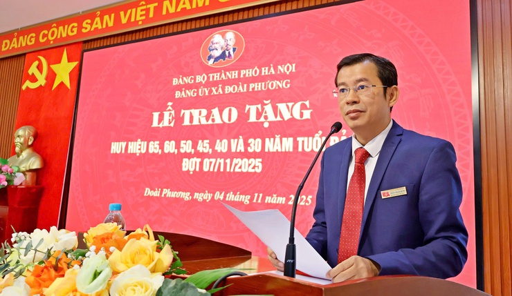 Xã Đoài Phương trao tặng Huy hiệu Đảng đợt 7/11/2025- Ảnh 3.