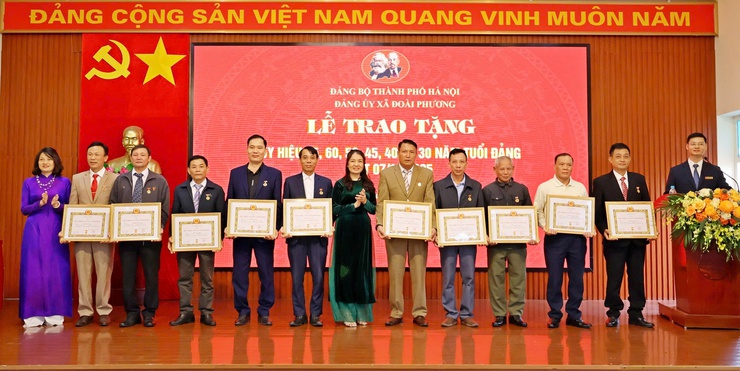 Xã Đoài Phương trao tặng Huy hiệu Đảng đợt 7/11/2025- Ảnh 2.