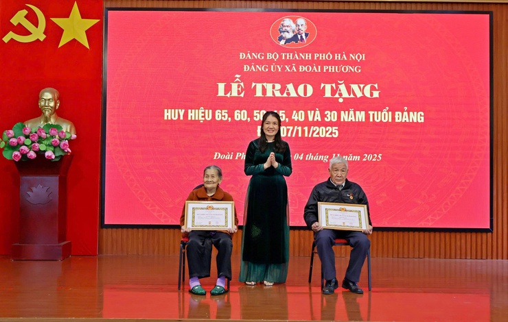 Xã Đoài Phương trao tặng Huy hiệu Đảng đợt 7/11/2025- Ảnh 1.