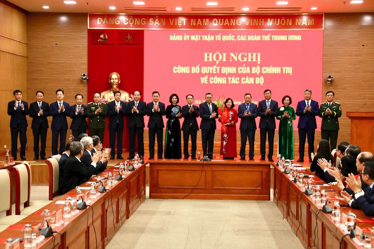 Đồng chí Bùi Thị Minh Hoài tham gia Ban Bí thư, giữ chức Bí thư Đảng ủy MTTQ, các đoàn thể Trung ương- Ảnh 4.