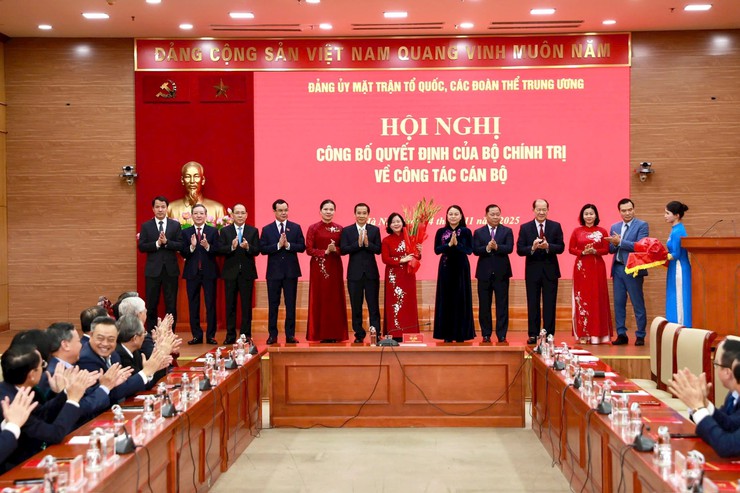 Đồng chí Bùi Thị Minh Hoài tham gia Ban Bí thư, giữ chức Bí thư Đảng ủy MTTQ, các đoàn thể Trung ương- Ảnh 5.