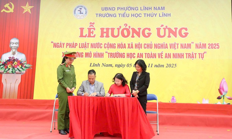 UBND PHƯỜNG LĨNH NAM  TỔ CHỨC LỄ HƯỞNG ỨNG "NGÀY PHÁP LUẬT NƯỚC CỘNG HÒA XÃ HỘI CHỦ NGHĨA VIỆT NAM" NĂM 2025; XÂY DỰNG MÔ HÌNH "TRƯỜNG HỌC AN TOÀN VỀ AN NINH TRẬT TỰ"- Ảnh 9.