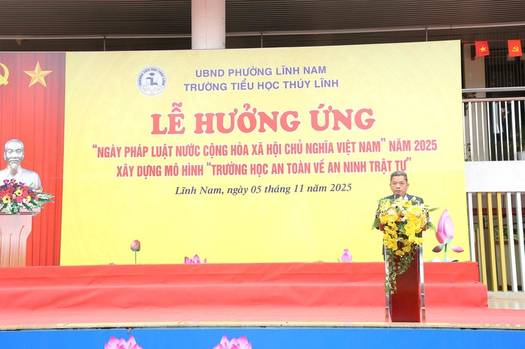UBND PHƯỜNG LĨNH NAM  TỔ CHỨC LỄ HƯỞNG ỨNG "NGÀY PHÁP LUẬT NƯỚC CỘNG HÒA XÃ HỘI CHỦ NGHĨA VIỆT NAM" NĂM 2025; XÂY DỰNG MÔ HÌNH "TRƯỜNG HỌC AN TOÀN VỀ AN NINH TRẬT TỰ"- Ảnh 4.