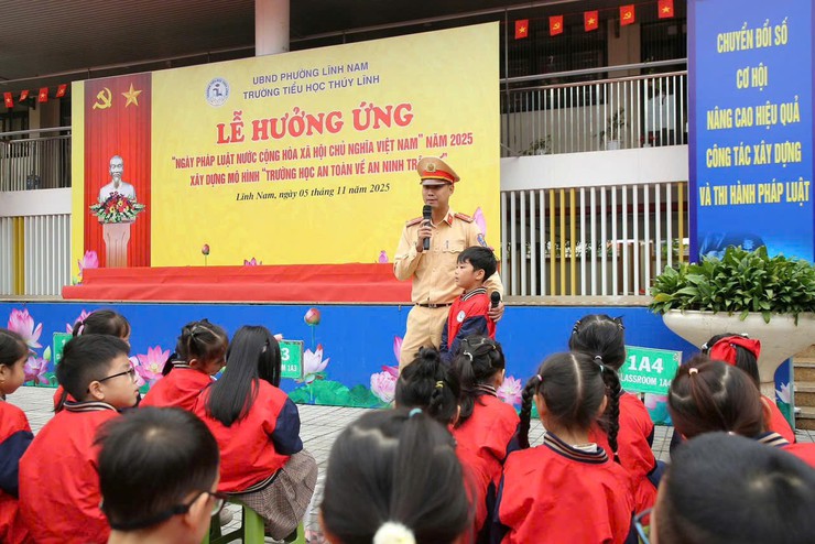 UBND PHƯỜNG LĨNH NAM  TỔ CHỨC LỄ HƯỞNG ỨNG "NGÀY PHÁP LUẬT NƯỚC CỘNG HÒA XÃ HỘI CHỦ NGHĨA VIỆT NAM" NĂM 2025; XÂY DỰNG MÔ HÌNH "TRƯỜNG HỌC AN TOÀN VỀ AN NINH TRẬT TỰ"- Ảnh 7.