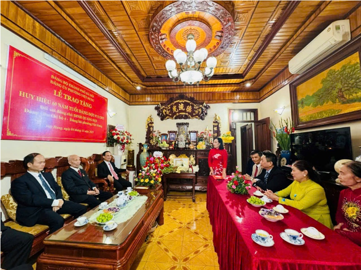 Đảng ủy phường Việt Hưng trao Huy hiệu 60, 65 năm tuổi Đảng cho đảng viên cao tuổi- Ảnh 3.