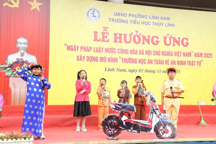 UBND PHƯỜNG LĨNH NAM  TỔ CHỨC LỄ HƯỞNG ỨNG "NGÀY PHÁP LUẬT NƯỚC CỘNG HÒA XÃ HỘI CHỦ NGHĨA VIỆT NAM" NĂM 2025; XÂY DỰNG MÔ HÌNH "TRƯỜNG HỌC AN TOÀN VỀ AN NINH TRẬT TỰ"- Ảnh 8.