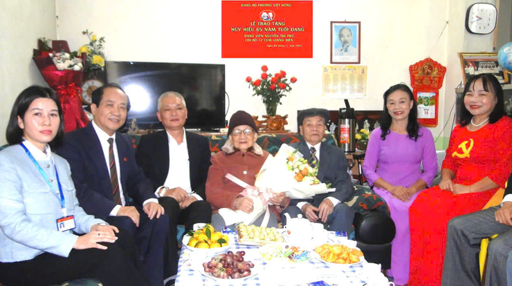 Đảng ủy phường Việt Hưng trao Huy hiệu 60, 65 năm tuổi Đảng cho đảng viên cao tuổi- Ảnh 4.