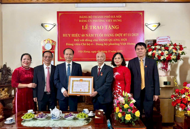 Đảng ủy phường Việt Hưng trao Huy hiệu 60, 65 năm tuổi Đảng cho đảng viên cao tuổi- Ảnh 6.