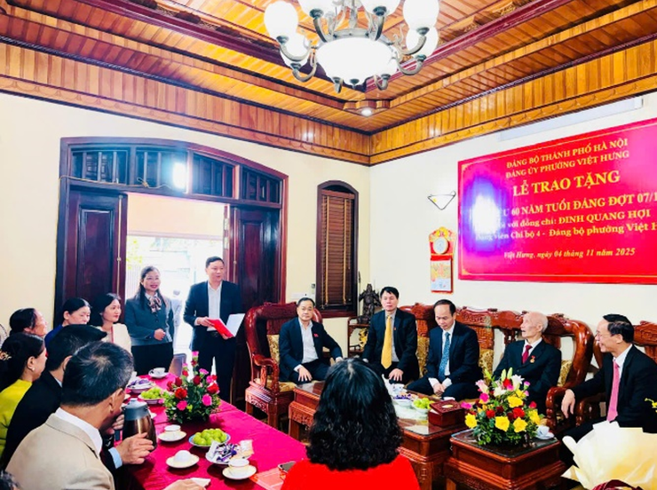 Đảng ủy phường Việt Hưng trao Huy hiệu 60, 65 năm tuổi Đảng cho đảng viên cao tuổi- Ảnh 7.
