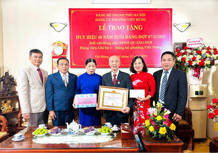 Đảng ủy phường Việt Hưng trao Huy hiệu 60, 65 năm tuổi Đảng cho đảng viên cao tuổi- Ảnh 8.
