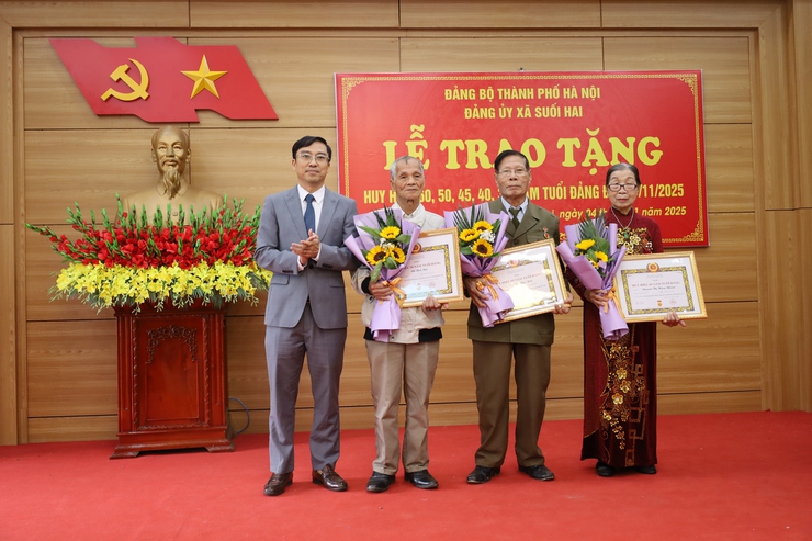 Xã Suối Hai tổ chức Lễ trao Huy hiệu Đảng đợt 7/11 nhân kỷ niệm 108 năm Cách mạng Tháng Mười Nga (7/11/1917 - 7/11/2025)- Ảnh 3.