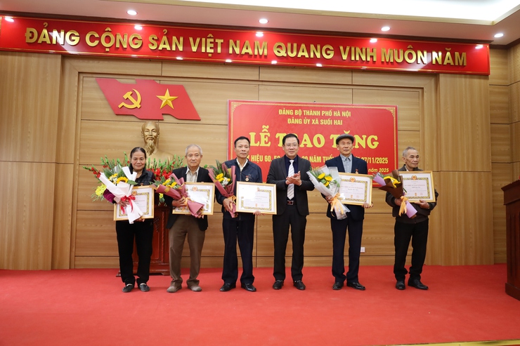 Xã Suối Hai tổ chức Lễ trao Huy hiệu Đảng đợt 7/11 nhân kỷ niệm 108 năm Cách mạng Tháng Mười Nga (7/11/1917 - 7/11/2025)- Ảnh 5.