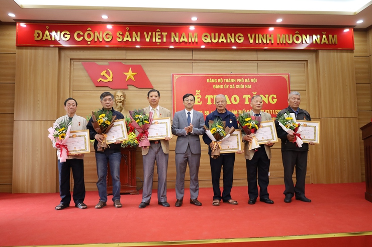 Xã Suối Hai tổ chức Lễ trao Huy hiệu Đảng đợt 7/11 nhân kỷ niệm 108 năm Cách mạng Tháng Mười Nga (7/11/1917 - 7/11/2025)- Ảnh 6.