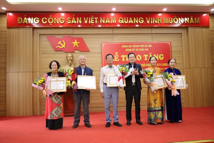 Xã Suối Hai tổ chức Lễ trao Huy hiệu Đảng đợt 7/11 nhân kỷ niệm 108 năm Cách mạng Tháng Mười Nga (7/11/1917 - 7/11/2025)- Ảnh 4.