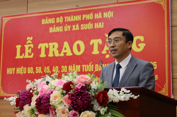 Xã Suối Hai tổ chức Lễ trao Huy hiệu Đảng đợt 7/11 nhân kỷ niệm 108 năm Cách mạng Tháng Mười Nga (7/11/1917 - 7/11/2025)- Ảnh 2.