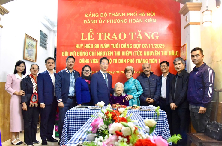 TRAO HUY HIỆU 80 NĂM TUỔI ĐẢNG TẶNG ĐẢNG VIÊN LÃO THÀNH NGUYỄN THỊ KIỂM- Ảnh 1.
