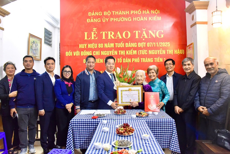 TRAO HUY HIỆU 80 NĂM TUỔI ĐẢNG TẶNG ĐẢNG VIÊN LÃO THÀNH NGUYỄN THỊ KIỂM- Ảnh 3.