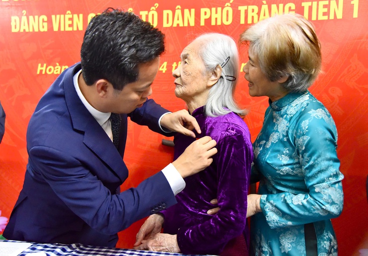 TRAO HUY HIỆU 80 NĂM TUỔI ĐẢNG TẶNG ĐẢNG VIÊN LÃO THÀNH NGUYỄN THỊ KIỂM- Ảnh 2.