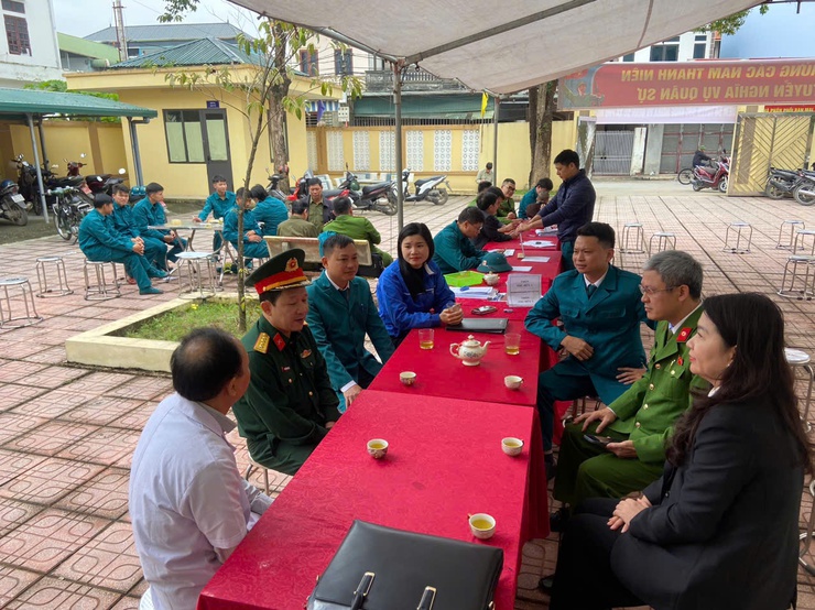 Thanh niên Phú Nghĩa hăng hái tham gia khám sơ tuyển nghĩa vụ quân sự tại điểm Trạm Y tế Phú Nghĩa- Ảnh 1.