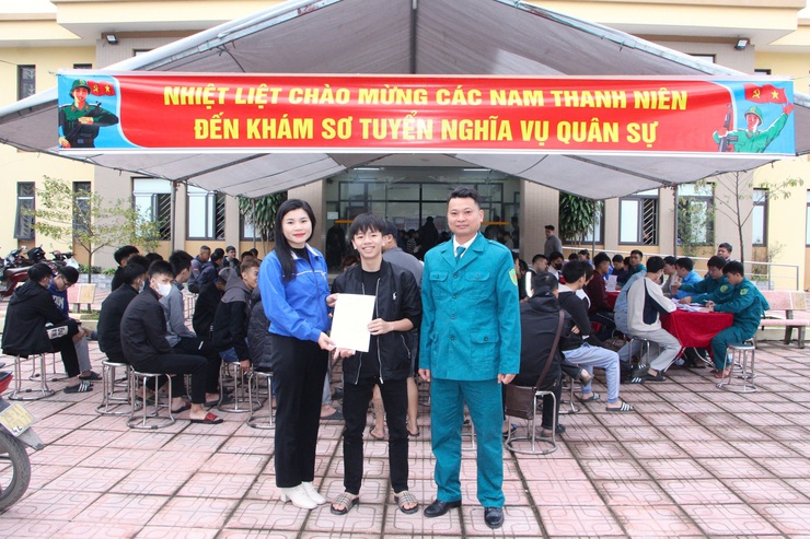 Thanh niên Phú Nghĩa hăng hái tham gia khám sơ tuyển nghĩa vụ quân sự tại điểm Trạm Y tế Phú Nghĩa- Ảnh 9.