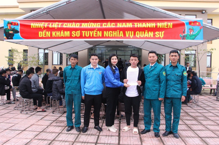 Thanh niên Phú Nghĩa hăng hái tham gia khám sơ tuyển nghĩa vụ quân sự tại điểm Trạm Y tế Phú Nghĩa- Ảnh 8.
