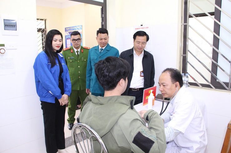 Thanh niên Phú Nghĩa hăng hái tham gia khám sơ tuyển nghĩa vụ quân sự tại điểm Trạm Y tế Phú Nghĩa- Ảnh 4.