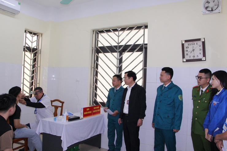 Thanh niên Phú Nghĩa hăng hái tham gia khám sơ tuyển nghĩa vụ quân sự tại điểm Trạm Y tế Phú Nghĩa- Ảnh 5.