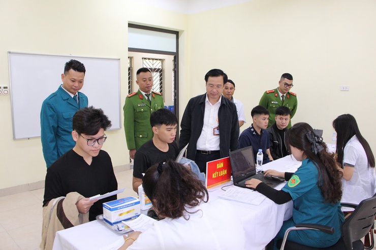 Thanh niên Phú Nghĩa hăng hái tham gia khám sơ tuyển nghĩa vụ quân sự tại điểm Trạm Y tế Phú Nghĩa- Ảnh 3.