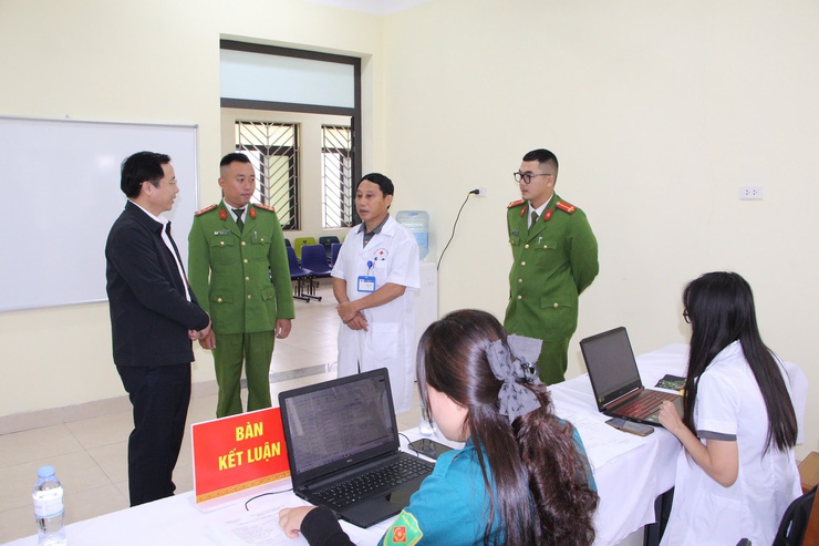 Thanh niên Phú Nghĩa hăng hái tham gia khám sơ tuyển nghĩa vụ quân sự tại điểm Trạm Y tế Phú Nghĩa- Ảnh 7.