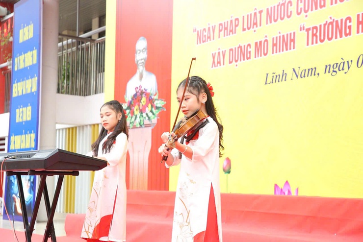 UBND PHƯỜNG LĨNH NAM  TỔ CHỨC LỄ HƯỞNG ỨNG "NGÀY PHÁP LUẬT NƯỚC CỘNG HÒA XÃ HỘI CHỦ NGHĨA VIỆT NAM" NĂM 2025; XÂY DỰNG MÔ HÌNH "TRƯỜNG HỌC AN TOÀN VỀ AN NINH TRẬT TỰ"- Ảnh 1.