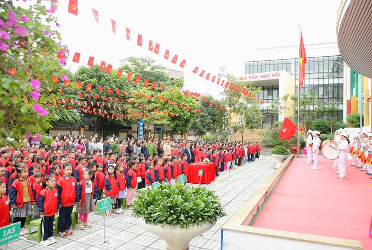 UBND PHƯỜNG LĨNH NAM  TỔ CHỨC LỄ HƯỞNG ỨNG "NGÀY PHÁP LUẬT NƯỚC CỘNG HÒA XÃ HỘI CHỦ NGHĨA VIỆT NAM" NĂM 2025; XÂY DỰNG MÔ HÌNH "TRƯỜNG HỌC AN TOÀN VỀ AN NINH TRẬT TỰ"- Ảnh 3.