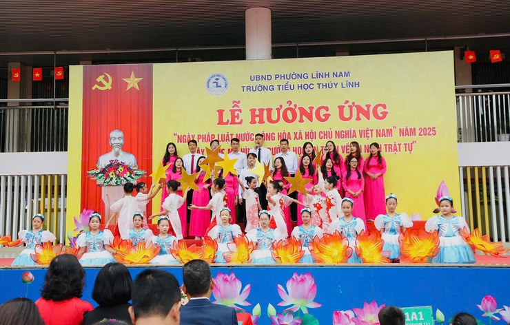UBND PHƯỜNG LĨNH NAM  TỔ CHỨC LỄ HƯỞNG ỨNG "NGÀY PHÁP LUẬT NƯỚC CỘNG HÒA XÃ HỘI CHỦ NGHĨA VIỆT NAM" NĂM 2025; XÂY DỰNG MÔ HÌNH "TRƯỜNG HỌC AN TOÀN VỀ AN NINH TRẬT TỰ"- Ảnh 2.