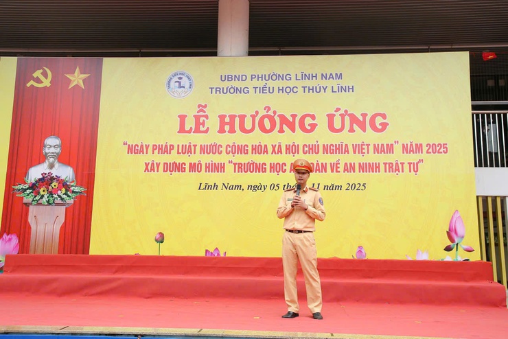 UBND PHƯỜNG LĨNH NAM  TỔ CHỨC LỄ HƯỞNG ỨNG "NGÀY PHÁP LUẬT NƯỚC CỘNG HÒA XÃ HỘI CHỦ NGHĨA VIỆT NAM" NĂM 2025; XÂY DỰNG MÔ HÌNH "TRƯỜNG HỌC AN TOÀN VỀ AN NINH TRẬT TỰ"- Ảnh 6.