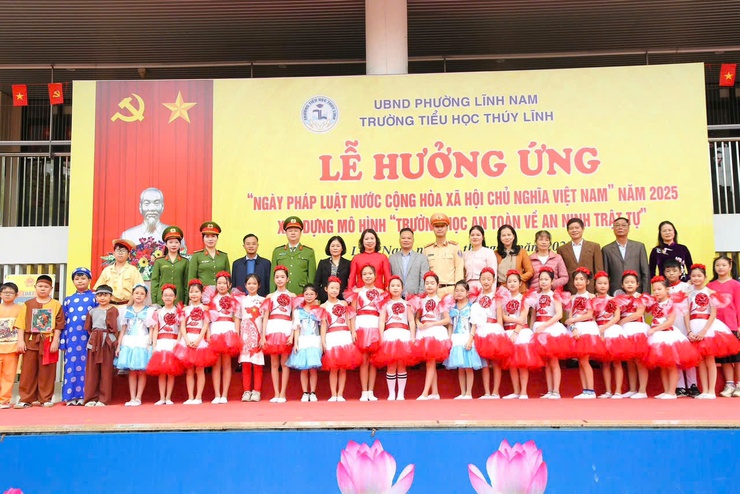 UBND PHƯỜNG LĨNH NAM  TỔ CHỨC LỄ HƯỞNG ỨNG "NGÀY PHÁP LUẬT NƯỚC CỘNG HÒA XÃ HỘI CHỦ NGHĨA VIỆT NAM" NĂM 2025; XÂY DỰNG MÔ HÌNH "TRƯỜNG HỌC AN TOÀN VỀ AN NINH TRẬT TỰ"- Ảnh 10.