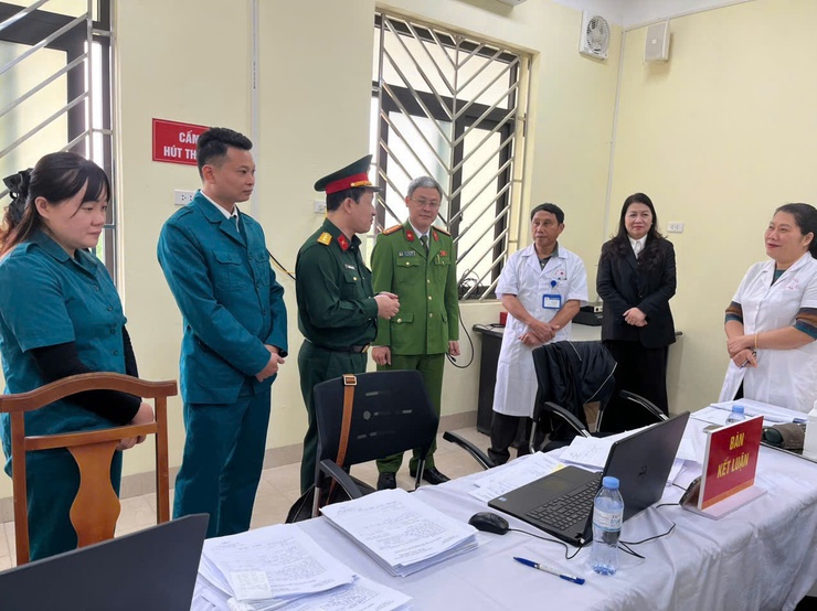 Thanh niên Phú Nghĩa hăng hái tham gia khám sơ tuyển nghĩa vụ quân sự tại điểm Trạm Y tế Phú Nghĩa- Ảnh 2.