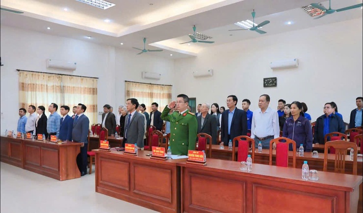 ĐẢNG ỦY XÃ YÊN BÀI TỔ CHỨC LỄ TRAO TẶNG HUY HIỆU ĐẢNG ĐỢT 07/11/2025- Ảnh 1.